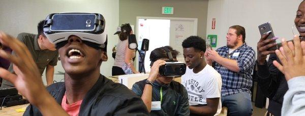 Program participants experience virtual reality at SU.