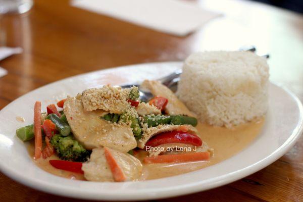 Small Panang Curry Chicken ($13.95) - string bean, broccoli, peppers, carrots, crushed peanuts.