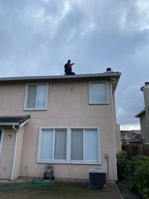 Cleaning gutters in Vallejo