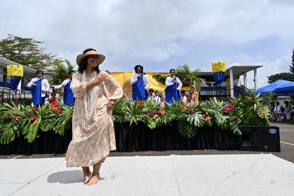 8th grade & their kumu (teacher) May Day performance