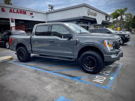 Method 305 NV 17' Nitto ridge grapplers 295/70/17 Readylift 2inch level