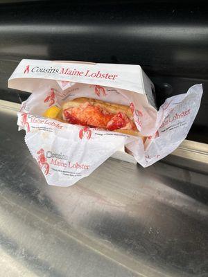 Cold Maine lobster roll