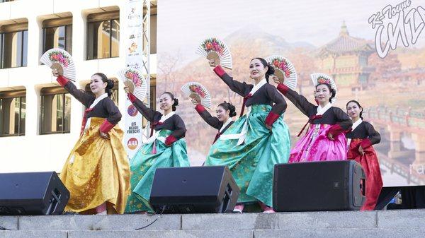 KOREAN TRADITIONAL FAN DANCE - BUCHAE CHUM