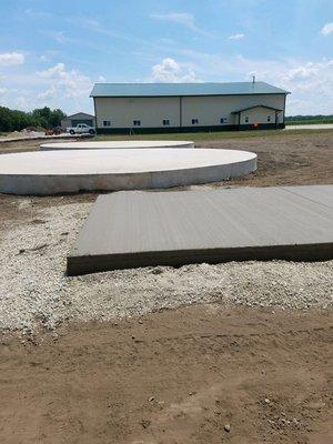 Grain bin and hopper pad