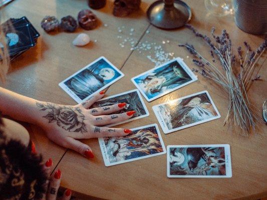 Intuitive tarot reader