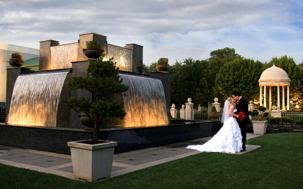 Lavish gardens for all your wedding photographs!