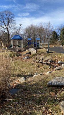 Nice play area behind stepping stones.