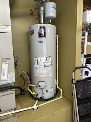 Customer in Post Falls called with a leaking water heater and no hot water....we quickly installed a new Bradford White water heater.