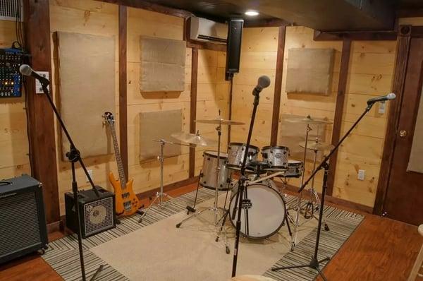 Studio B has all the look and feel of a top notch Nashville recordung studio