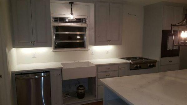 White quartz 3cm 
Cinza installed 
Lake higlands texas