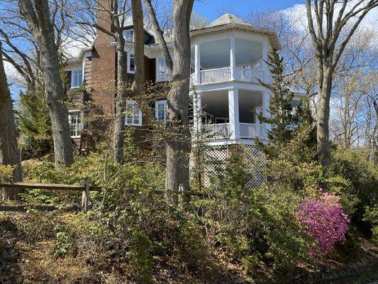 Side view showing the double porches