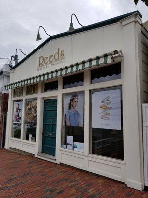 Check out the nice store front at Reeds in Duxbury! #duxburyma #duxbury