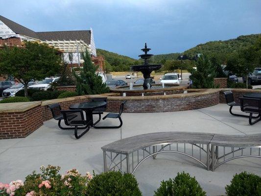 The square also had this fountain which adds to the nice ambiance.