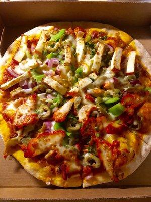 Tandoori pizza with half chicken, half paneer. Delicious !