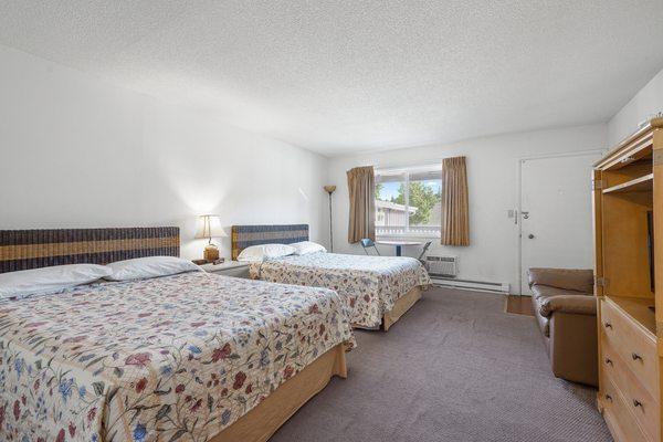 Guest Room with 2 queen beds.