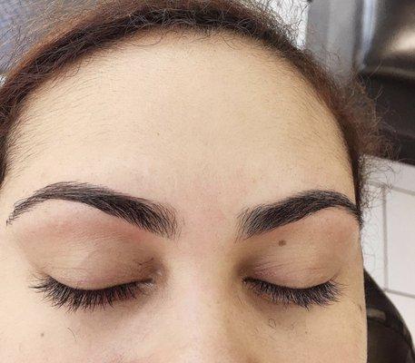 Shape up the eyebrows!!