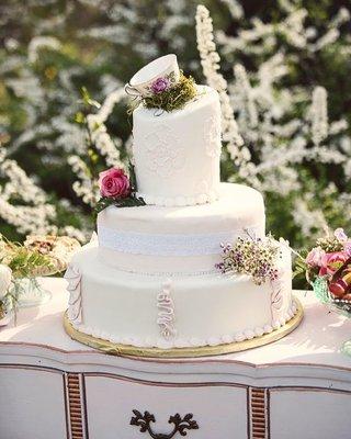 The Bauerhaus offers everything a couple could imagine for their upcoming wedding. Order your custom made wedding cakes by Bauerhaus Pastry!