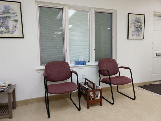 Simple and clean waiting room. Great reading material like Calvin & Hobbes! Don't forget to take your shoes off at the door like in Asia!