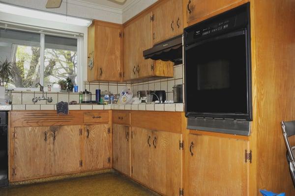 Kitchen Cabinets before Resurfacing by http://alcohis.com/Services_Cabinet_Resurfacing.aspx