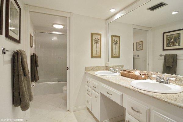 Granite Master Bath - Hurchinson House East