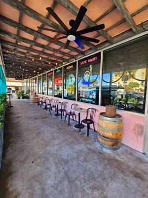 Outdoor dining on the patio