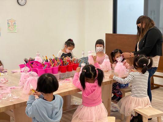 Very interesting crafting class, all girls have a princess dream, especially a group of girls have a princess dream together.