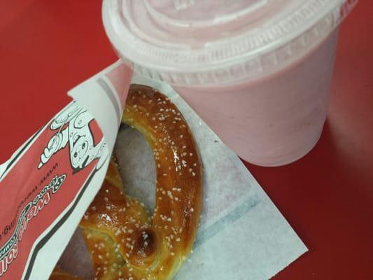 Fresh out the oven pretzel and smoothie!!