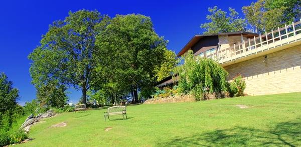 Main lodge. Photo via secretbedandbreakfastlodge.com