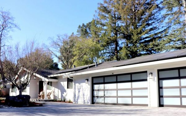 Such a beautiful house making it modern with clean lines with @alumadoor Dark Bronze with white laminate glass full-view door Design.