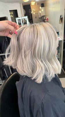 *.* (Pretty Hair) - Naturally gray hair that has been blended with highlights of white/blonde