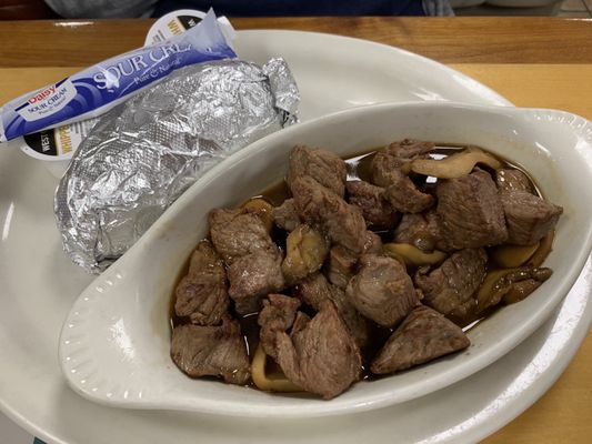 Sirloin tips in wine sauce