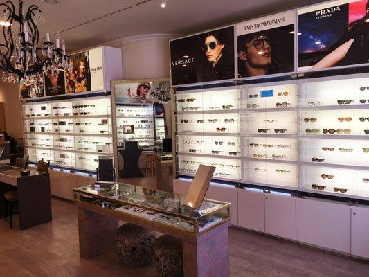 wide range of ophthalmic and sunglasses frames available that fits within your budget