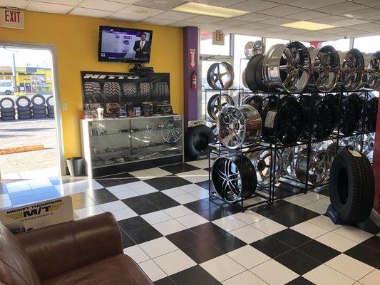 Custom Wheels & Showroom