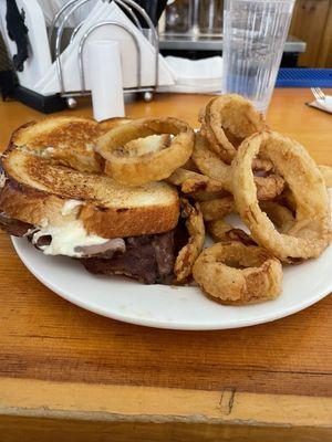 Roast beef melt with onion rings