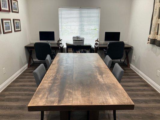 The computer room at our sober living is the perfect place to study and is equipped with iMac computers and a printer.