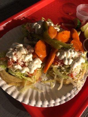 Vegetarian sopes  with freshly made doe . Sopes con masa acabada de hacer ...