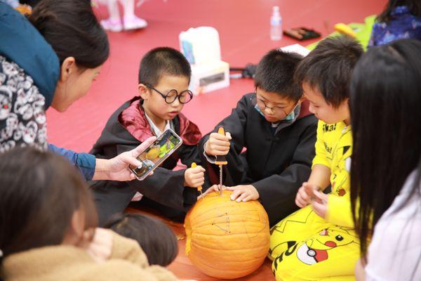 They can play pingpong, and crafting pumpkins!