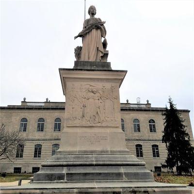 1924 monument created by Harry Easton and Charles Dodd