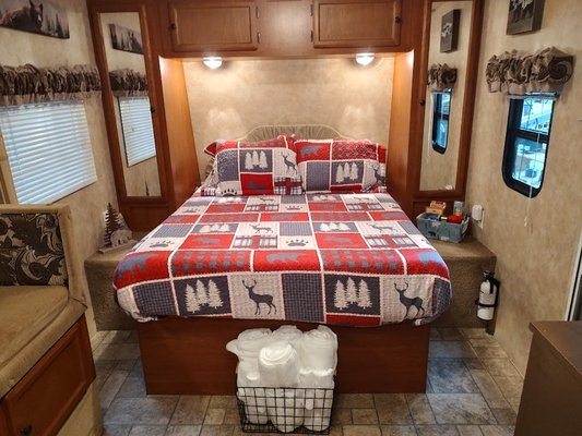 Full size bed with bedding and bath towels and wash clothes are included.