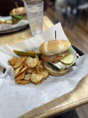 Cheeseburger with Chips