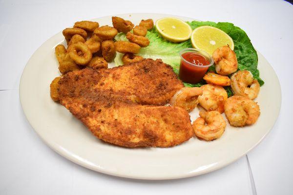 Tilapia empanisada con calamares y camarones acompañado con arroz