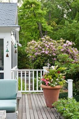 The dinner deck
  Design by: Mamie Wytrwal 
  Photo by: Rosemary Fletcher