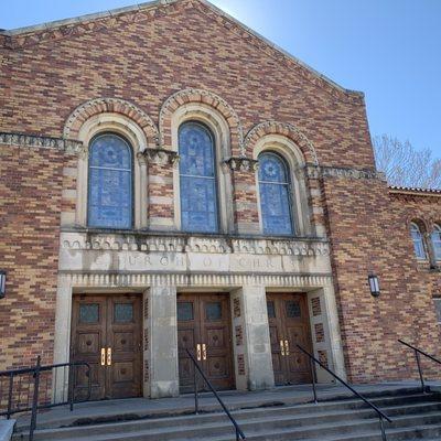 Front entrance to the Tenth and Broad Church of Christ in Wichita Falls, Texas.