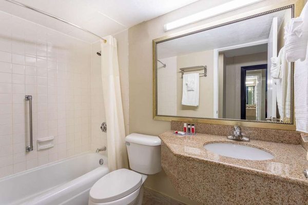 Guest room bath