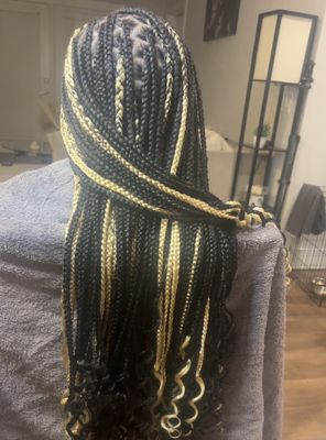 Medium knotless braids with curled ends!