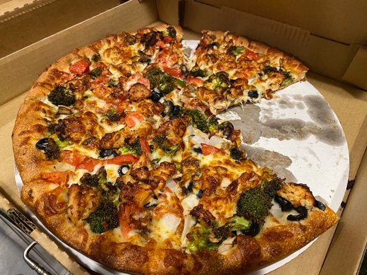 Veggie pizza w/ chicken added