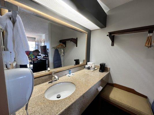 Sink, mirror and closet