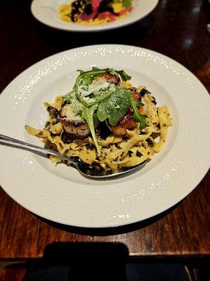 Cacio e peppe with scallops