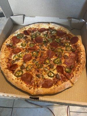 Large pepperoni with jalapeño and beef.