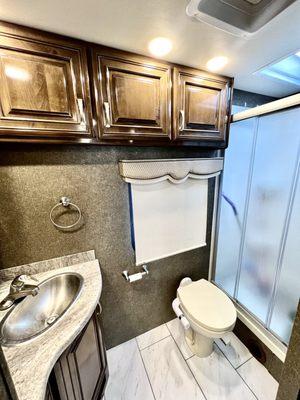 2018 Thor Challenger 37FH interior main bathroom